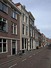 Huis met gepleisterde lijstgevel