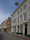 Middelburg Nieuwstraat19 -  Middelburg, Nieuwstraat 19 (center, left of the three white houses) 