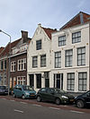 Huis met gecementeerde puntgevel