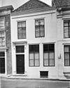 Huis met gepleisterde lijstgevel