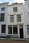 Huis met geverfde lijstgevel