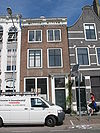 Huis met rechte bakstenen gevel op hardstenen plint