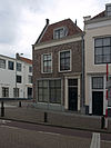 Huis met gepleisterde lijstgevel