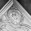 Interieur, begane grond- kamer middenachter, detail houtsnijwerk plafond - Middelburg - 20155960 - RCE -  Societeit De Vergenoeging: Interieur, begane grond: kamer middenachter, detail houtsnijwerk plafond 