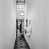 Interieur, gang - Middelburg - 20335905 - RCE -  Haan, Huis De: Interieur, gang (opmerking: Gefotografeerd voor Huizen in Nederland, Hendrick de Keyser) 