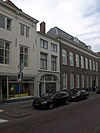 Huis met gepleisterde lijstgevel