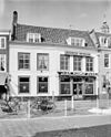 Twee panden met gepleisterde lijstgevel tezamen gevoegd onder een dak