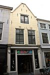 Huis met gepleisterde lijstgevel, gecombineerd met buurhuis 'De saijer' met gecementeerde puntgevel, welke cartouches vertoont met anno 1616