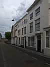 Huis met gepleisterde lijstgevel