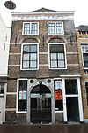 Huis met lijstgevel overkragend op puilijst
