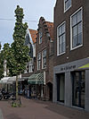 Huis met trapgevel, aanzetvoluten