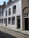 Huis met gepleisterde lijstgevel