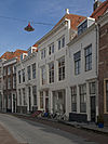 Huis met geverfde rechte gevel
