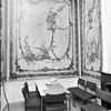 Interieur behangschildering boven deur in kamer van de wacht. - Middelburg - 20155132 - RCE -  Van De Perrehuis: interieur behangschildering boven deur in kamer van de wacht. 