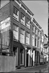 Huis met gepleisterde rechte gevel