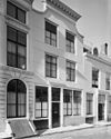 Huis met gepleisterde ingezwenkte lijstgevel