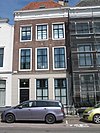 Huis met rechte gevel en schilddak aan de straat