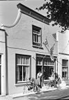 Huis met gepleisterde lijstgevel met ingezwenkte top