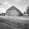 Overzicht voorgevel en rechter zijgevel, grote schuur bij boerderij - Geersdijk - 20352698 - RCE -  Steenhove: Overzicht voorgevel en rechter zijgevel, grote schuur bij boerderij (opmerking: Gefotografeerd voor Monumenten In Nederland Zeeland, bladzijde 101) 