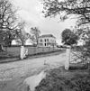 Overzicht voorgevel en linker zijgevel herenhuis als woongedeelte boerderij - Geersdijk - 20352699 - RCE -  Steenhove: Overzicht voorgevel en linker zijgevel herenhuis als woongedeelte boerderij (opmerking: Gefotografeerd voor Monumenten In Nederland Zeeland) 