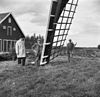 Standerdmolen, molenaar aan 't zwichten - Kruiningen - 20128171 - RCE -  Diversen: Standerdmolen, molenaar aan 't zwichten 