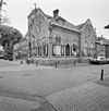 Overzicht voorgevel met torentje en rechter zijgevel - Yerseke - 20352846 - RCE -  Voormalig Raadhuis: Overzicht voorgevel met torentje en rechter zijgevel (opmerking: Gefotografeerd voor Monumenten In Nederland Zeeland, bladzijde 263) 