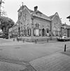 Overzicht voorgevel met torentje en rechter zijgevel - Yerseke - 20352845 - RCE -  Voormalig Raadhuis: Overzicht voorgevel met torentje en rechter zijgevel (opmerking: Gefotografeerd voor Monumenten In Nederland Zeeland, bladzijde 272) 