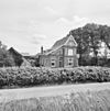 Overzicht voorgevel en linker zijgevel, villa-achtig woonhuis van boerderij - Brouwershaven - 20352433 - RCE -  Mon Genie: Overzicht voorgevel en linker zijgevel, villa-achtig woonhuis van boerderij (opmerking: Gefotografeerd voor Monumenten In Nederland Zeeland, bladzijde 85) 