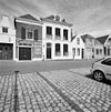 Overzicht voorgevel en buurpanden - Brouwershaven - 20352430 - RCE -  Overzicht voorgevel en buurpanden (opmerking: Gefotografeerd voor Monumenten In Nederland Zeeland, bladzijde 85) 
