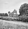 Overzicht voorgevel villa-achtig woonhuis van boerderij - Brouwershaven - 20352432 - RCE -  Mon Genie: Overzicht voorgevel villa-achtig woonhuis van boerderij (opmerking: Gefotografeerd voor Monumenten In Nederland Zeeland, bladzijde 49) 