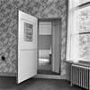 Interieur, doorkijkje vanuit de middenkamer op de verdieping naar de slaapkamer rechts daarvan - Schuddebeurs - 20199022 - RCE -  Huis Heesterlust: Interieur, doorkijkje vanuit de middenkamer op de verdieping naar de slaapkamer rechts daarvan 