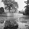 Overzicht kasteel van rechts achter; in de verte de Hervormde kerk - Haamstede - 20095541 - RCE -  Kasteel: Overzicht kasteel van rechts achter; in de verte de Hervormde kerk 
