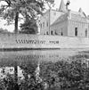 Overzicht van de muur langs de gracht aan de achterzijde van het kasteel - Haamstede - 20095543 - RCE -  Kasteel: Overzicht van de muur langs de gracht aan de achterzijde van het kasteel 
