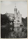 Overzicht kasteel met toren en theekoepel bij water - Renesse - 20319052 - RCE -  Slot Moermond: Overzicht kasteel met toren en theekoepel bij water 