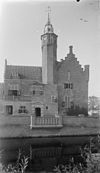 Gedeelte gevel, toren en gracht - Renesse - 20185228 - RCE -  Slot Moermond: Gedeelte gevel, toren en gracht (opmerking: In: Buiten ; 10(1916), nr. 23, p. 270) 