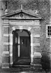 Poortje met spreuk onder het fronton - Renesse - 20185229 - RCE -  Slot Moermond: Poortje met spreuk onder het fronton (opmerking: In: Buiten ; 10(1916), nr. 24, p. 284) 