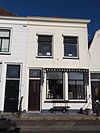 Huis met gepleisterde lijstgevel