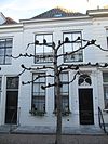 Huis met gepleisterde lijstgevel