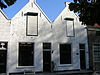 Huis met geverfde tuitgevel