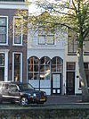 Huis met gepleisterde lijstgevel