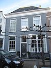 Huis met gepleisterde lijstgevel