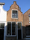 Huis met in- en uitgezwenkte halsgevel