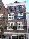 Pakhuis met lijstgevel, aan achterzijde trapgevel