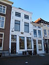 Huis met geverfde lijstgevel