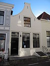 Huis met geverfde klokgevel