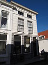 Huis met gedeeltelijk gepleisterde lijstgevel