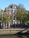 Huis met schilddak, vroeger in kroonlijst gedateerd