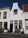 Huis met gepleisterde klokgevel