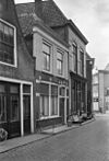 Huis met lijstgevel, onderbouw vernieuwd
