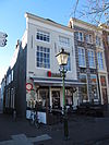 Huis met geverfde lijstgevel